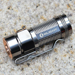 بررسی چراغ قوه سفارشی شده OLight S1 Baton Polished Titanium