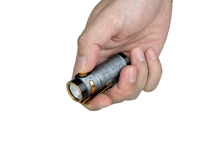 چراغ قوه جیبی شارژی اولایت بتون 4 فایتر پایلوت